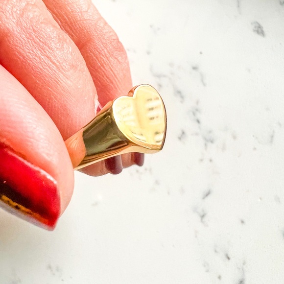 14k Solid Gold Heart Signet Ring - Picture 5 of 8